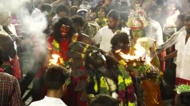  Kulasekharapatnam, Hindistan - 20 Ekim 2014: Sri Mutharamman Tapınağı Thoothukudi District, Tamilnadu, Hindistan Hindu festivali kalabalıkta dans hayranları 