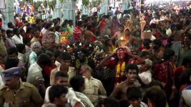  Kulasekharapatnam, Hindistan - 20 Ekim 2014: Sri Mutharamman Tapınağı Thoothukudi District, Tamilnadu, Hindistan Hindu festivali kalabalıkta dans hayranları 