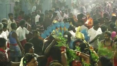  Kulasekharapatnam, Hindistan - 20 Ekim 2014: Sri Mutharamman Tapınağı Thoothukudi District, Tamilnadu, Hindistan Hindu festivali kalabalıkta dans hayranları 