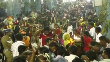  Kulasekharapatnam, Hindistan - 20 Ekim 2014: Sri Mutharamman Tapınağı Thoothukudi District, Tamilnadu, Hindistan Hindu festivali kalabalıkta dans hayranları 