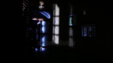 Bir kadının gölge duvar karanlık oda karşı.