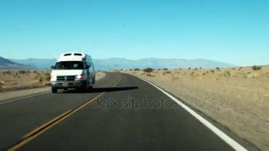 -Atış fotoğraf makinesi ile ABD'de bir yolda sürüş sürüş. Hızlandırılmış. POV - bakış açısı