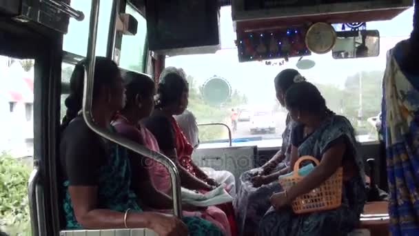 CHENNAI, ÍNDIA - OUTUBRO 11, 2015: Centro da cidade hora de ponta tráfego comutadores central Chennai, Madras, Tamil Nadu, Índia — Vídeo de Stock