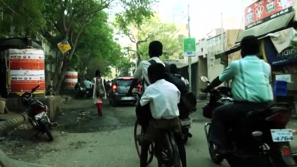 CHENNAI, INDIA - 15 DE JUNIO DE 2015: Tráfico pesado . — Vídeos de Stock
