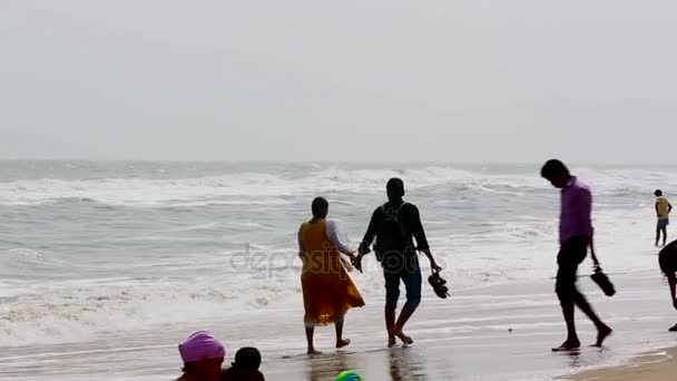 Tamil Nadu, India - 14 juni 2015: toeristen volkeren genieten op het strand, Marina Beach in india. — Stockvideo