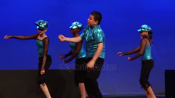 EUA - 11 de julho de 2015: Happy Group Kids People Dancing in Stage . — Vídeo de Stock