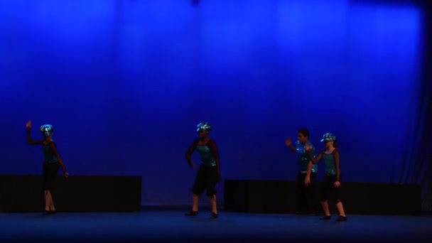 EUA - 11 de julho de 2015: Happy Group Kids People Dancing in Stage — Vídeo de Stock