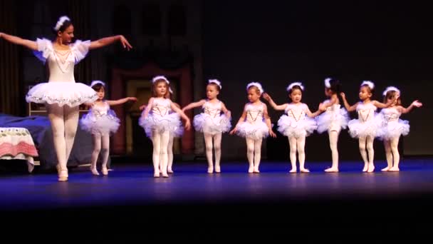 EUA - 11 de julho de 2015: Happy Group Kids People Dancing in Stage — Vídeo de Stock