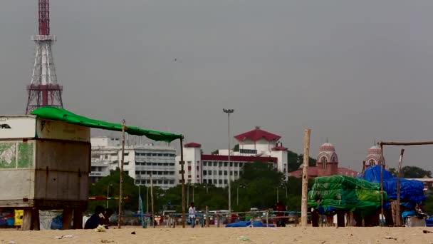 TAMIL NADU, INDIA - 14 DE JUNIO DE 2015: Turistas disfrutando en la playa, Marina Beach, Chennai, Tamil Nadu, India — Vídeo de stock