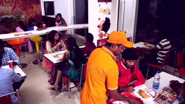 Ченнаї, Індія - 05 серпня 2015: Їсти фаст фуд від 7 одинадцять смажена курка ресторану. — стокове відео