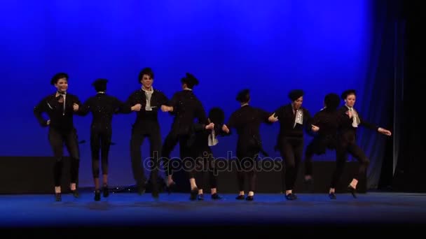 USA - 2015. július 11.: Táncos diákok teljesítménye a színpadon. — Stock videók
