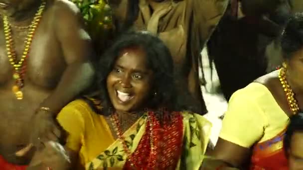 KULASEKHARAPATNAM, INDIA - 20 DE OCTUBRE DE 2014: Devotos bailando en multitud en el festival hindú en el templo de Sri Mutharamman en el distrito de Thoothukudi, Tamilnadu, India — Vídeos de Stock