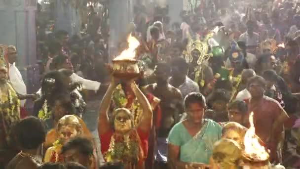 Kulasekharapatnam, India - 2014. október 20.: Hívei táncoló tömeg Sri Mutharamman templom-Thoothukudi kerületben, Tamilnadu, India Hindu fesztivál — Stock videók