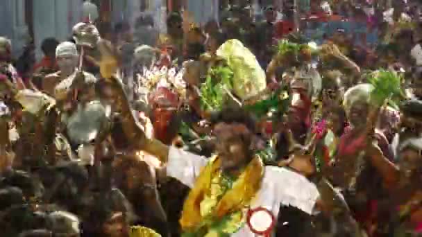 Kulasekharapatnam, Ινδία - 20 Οκτωβρίου 2014: Θιασώτες χορό στο πλήθος στο Hindu Φεστιβάλ μέσα Σρι ναό Mutharamman στην περιοχή Thoothukudi, Tamilnadu, Ινδία — Αρχείο Βίντεο