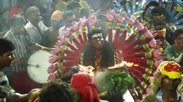 KULASEKHARAPATNAM, INDIA - 20 DE OCTUBRE DE 2014: Devotos bailando en multitud en el festival hindú en el templo de Sri Mutharamman en el distrito de Thoothukudi, Tamilnadu, India — Vídeos de Stock