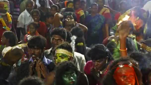 Kulasekharapatnam, Indien - 20. Oktober 2014: Gläubige tanzen in Menschenmenge beim hinduistischen Fest im sri mutharamman Tempel im thoothukudi Distrikt, tamilnadu, Indien — Stockvideo