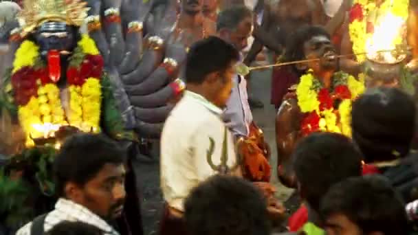 KULASEKHARAPATNAM, INDIA - 20 DE OCTUBRE DE 2014: Devotos bailando en multitud en el festival hindú en el templo de Sri Mutharamman en el distrito de Thoothukudi, Tamilnadu, India — Vídeos de Stock