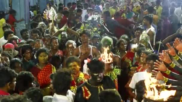 Kulasekharapatnam, Hindistan - 20 Ekim 2014: Sri Mutharamman Tapınağı Thoothukudi District, Tamilnadu, Hindistan Hindu festivali kalabalıkta dans hayranları — Stok video