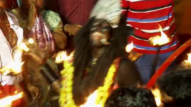 KULASEKHARAPATNAM, INDIA - 20 DE OCTUBRE DE 2014: Devotos bailando en multitud en el festival hindú en el templo de Sri Mutharamman en el distrito de Thoothukudi, Tamilnadu, India — Vídeos de Stock