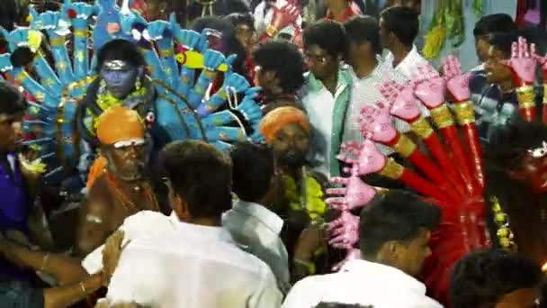 Kulasekharapatnam, Indie - 20. října 2014: Ctitelé tance v davu na hinduistického festivalu v Sri Mutharamman Temple v Thoothukudi okrese, Tamilnadu, Indie — Stock video