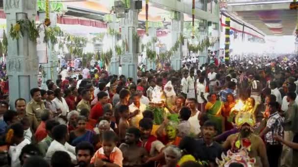 KULASEKHARAPATNAM, ÍNDIA - 20 de outubro de 2014: Devotos dançando na multidão no festival hindu no Templo Sri Mutharamman no distrito de Thoothukudi, Tamilnadu, Índia — Vídeo de Stock