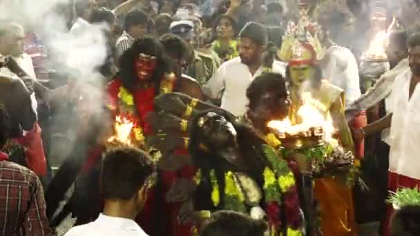 KULASEKHARAPATNAM, INDIA - 20 DE OCTUBRE DE 2014: Devotos bailando en multitud en el festival hindú en el templo de Sri Mutharamman en el distrito de Thoothukudi, Tamilnadu, India — Vídeos de Stock