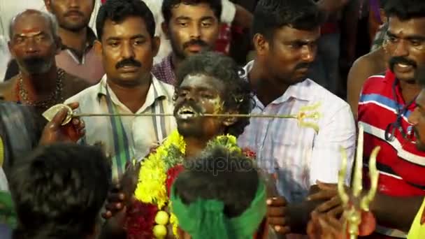 KULASEKHARAPATNAM, ÍNDIA - 20 de outubro de 2014: Devotos dançando na multidão no festival hindu no Templo Sri Mutharamman no distrito de Thoothukudi, Tamilnadu, Índia — Vídeo de Stock