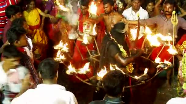 КУЛАСЕХАРАПАТНАМ, Индия - 20 октября 2014 года: Преданные, танцующие в толпе на индуистском фестивале в храме Шри Мутараммана в районе Тутукуди, Тамилнаду, Индия — стоковое видео