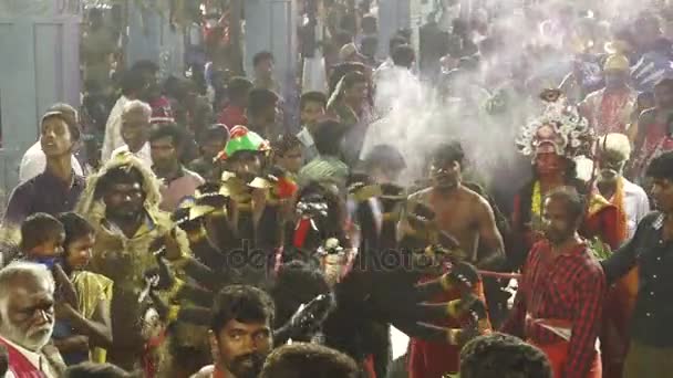 KULASEKHARAPATNAM, ÍNDIA - 20 de outubro de 2014: Devotos dançando na multidão no festival hindu no Templo Sri Mutharamman no distrito de Thoothukudi, Tamilnadu, Índia — Vídeo de Stock