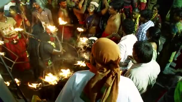 Kulasekharapatnam, Sverige - 20 oktober, 2014: Anhängare Dans i publiken på hinduiska festival i Sri Mutharamman templet i Thoothukudi distriktet, Tamilnadu, Indien — Stockvideo