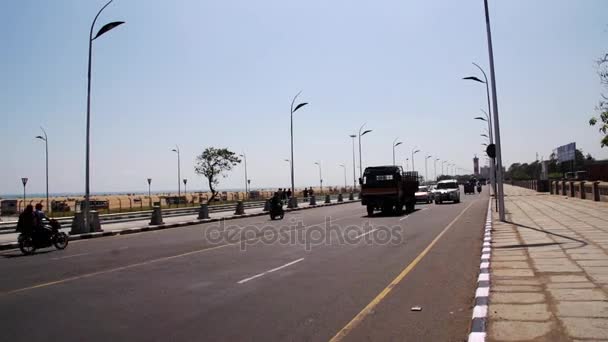 Marina Beach Road belebte Straßenszene in chennai, Indien, — Stockvideo