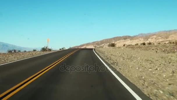 Körning - köra skott med kameran på en väg i Usa. Time-lapse. POV - synpunkt — Stockvideo