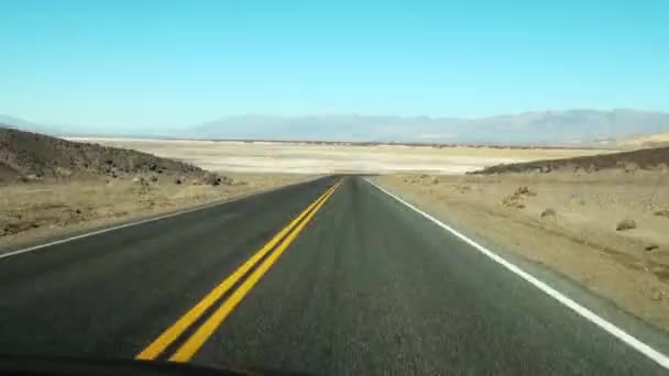 Fahren - Fahren mit Kamera auf einer Straße in den USA aufgenommen. Zeitraffer. pov - Standpunkt — Stockvideo