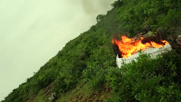 El coche en llamas y fumar en la colina — Vídeos de Stock