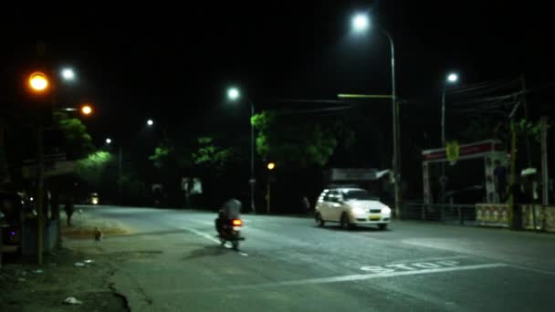 De fokuserade natt trafikljus — Stockvideo