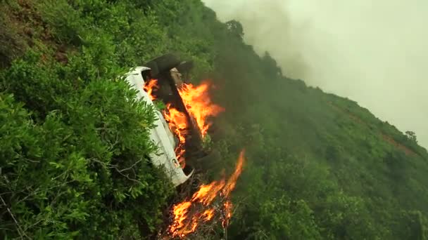 Samochodów na ogień i palenia w hill — Wideo stockowe