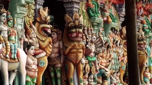 Esculturas no templo hindu gopura (torre). Templo na Índia — Vídeo de Stock