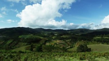 Yaz peyzaj dağlar ve koyu mavi gökyüzü.