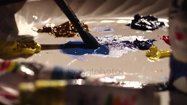 Homem mergulhando pincel de pintura em tinta  . — Vídeo de Stock