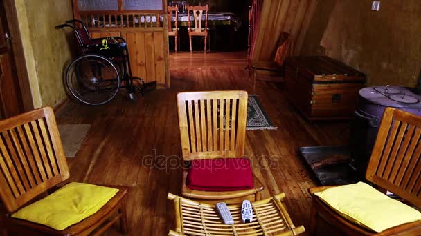 Vieux rocking chair dans la maison — Video