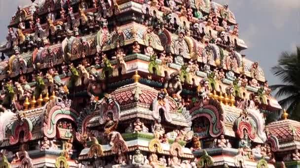 Modern Hindu Tapınağı'nda Hint tanrıları — Stok video