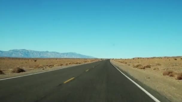 Jazdy - jazdy strzał z kamerą na drodze w Stany Zjednoczone Ameryki. Upływ czasu. POV - punkt widzenia — Wideo stockowe