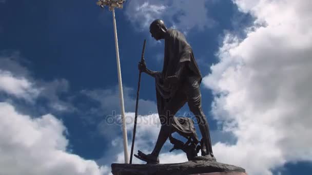 Μαχάτμα Γκάντι άγαλμα στο Chennai Marina Beach — Αρχείο Βίντεο