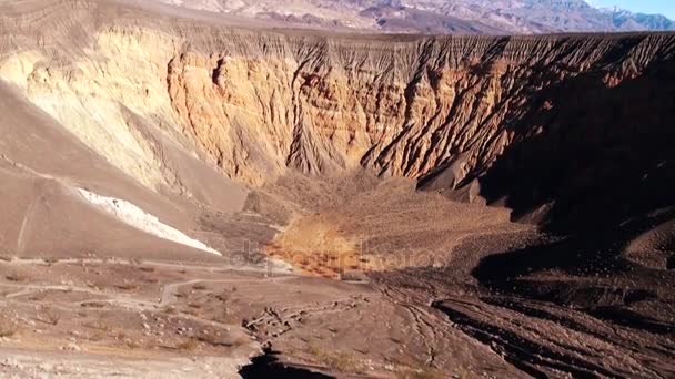 デスバレー国立公園内の火山の噴火口。モハーベ砂漠、カリフォルニア州、ネバダ州、米国 — ストック動画