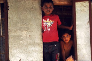 Nannilam, Hindistan - 09 Mayıs 2016: Köy evlerinde önü tanımlanamayan mutlu Hint kırsal çocuk