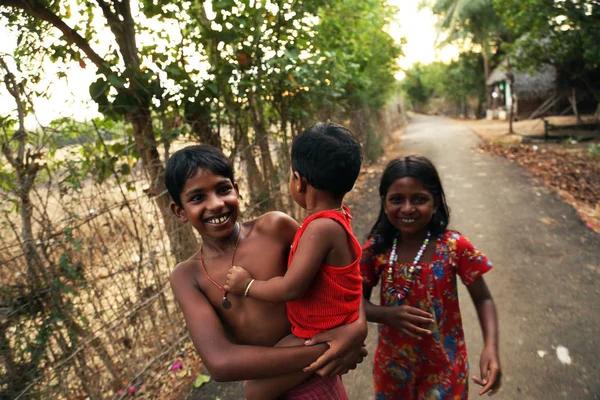 Nannilam, indien - 11. Mai 2016: Unbekannte glückliche indische Landmädchen gehen auf Kamera zu — Stockfoto