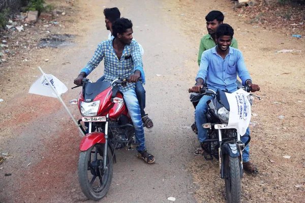 NANNILAM, INDIA - 09 MAY 2016: Teenager boys sitting on motorbike — Stock Photo, Image