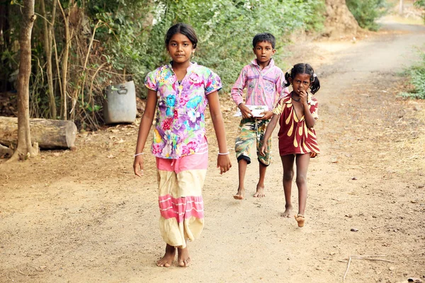 Nannilam, Hindistan - 11 Mayıs 2016: onların Köyü'nde kimliği belirsiz mutlu Hint kırsal liseli kız, 