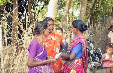 Nannilam, Hindistan-09 Mayıs 2016: Nannilam sokaklarında Hint kadınlar, Tamilnadu, Hindistan.