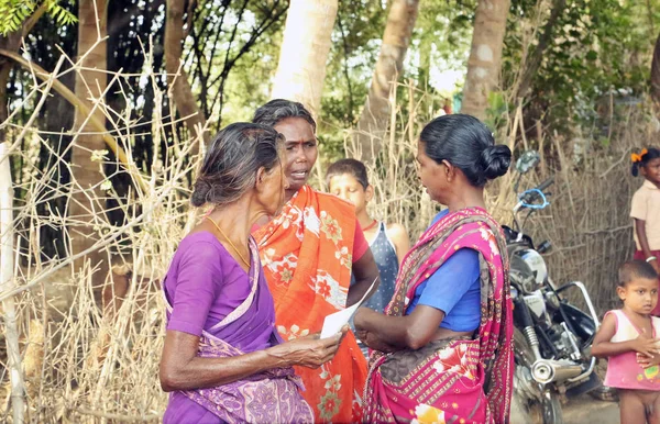 Nannilam, Hindistan-09 Mayıs 2016: Nannilam sokaklarında Hint kadınlar, Tamilnadu, Hindistan.